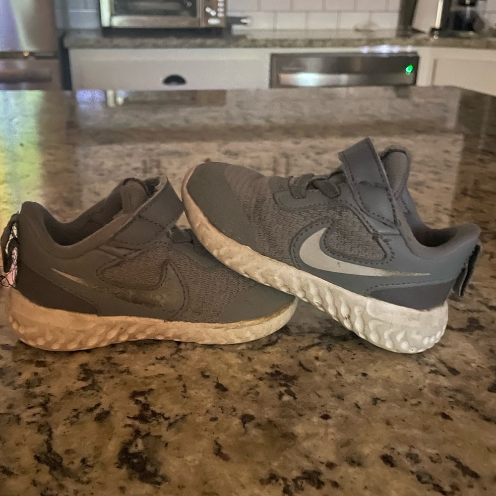 Toddler Nike shoes size 5